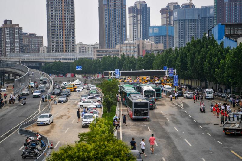 水已退却,南北大动脉京广隧道北线出入口,抛锚车辆堆积 水已退却,南北大动脉京广隧道北线出入口,抛锚车辆堆积