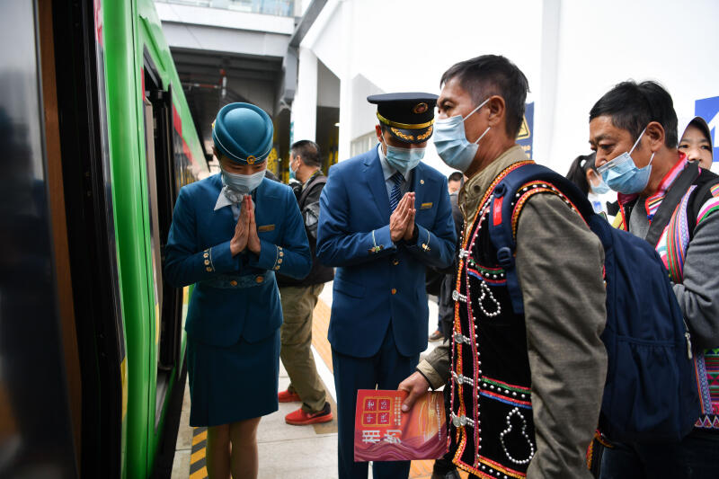 列车员迎接首批旅客 列车员迎接首批旅客