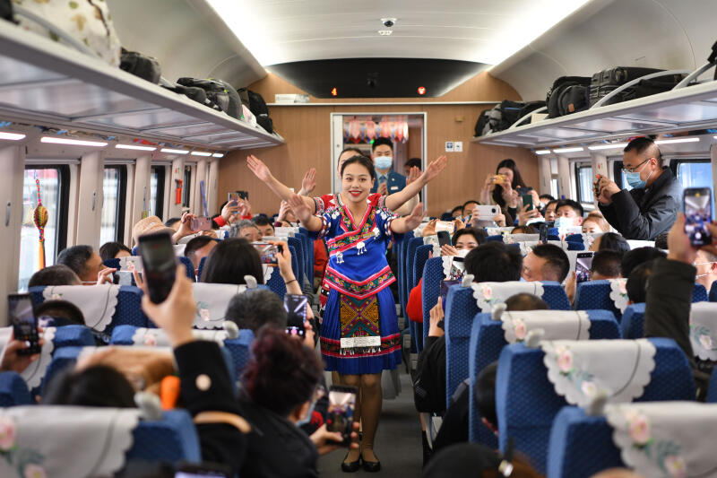 身着民族服饰的列车员为旅客带来特色节目 身着民族服饰的列车员为旅客带来特色节目