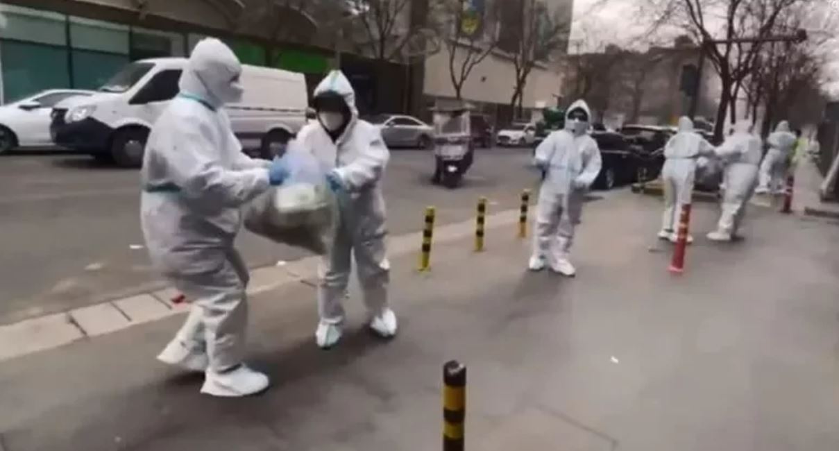 西安封城出现“人肉接力送菜 西安封城出现“人肉接力送菜