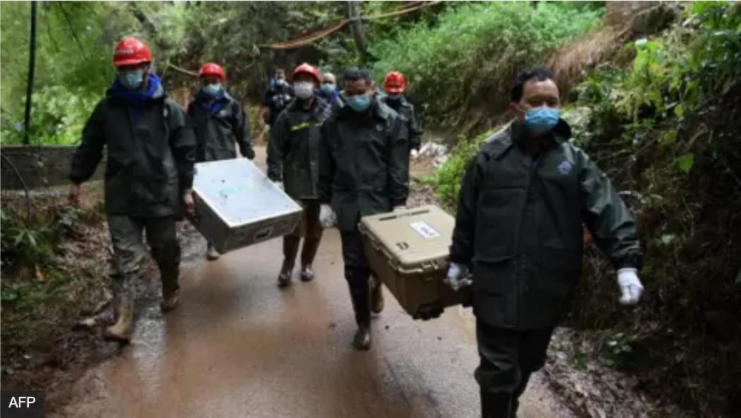广西梧州藤县中国东航MU5735航班坠落事故坠落现场搜索人员徒步搬运器材 广西梧州藤县中国东航MU5735航班坠落事故坠落现场搜索人员徒步搬运器材