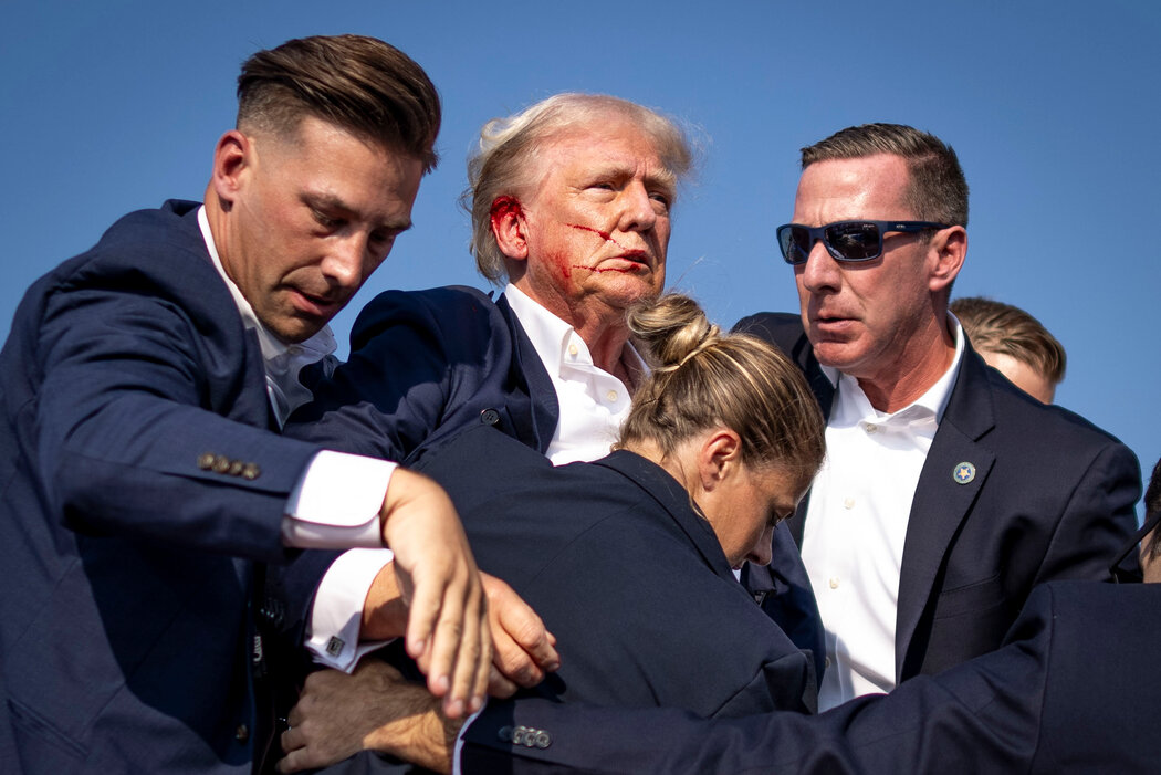 枪声响起后，特勤局人员围在唐纳德·特朗普周围