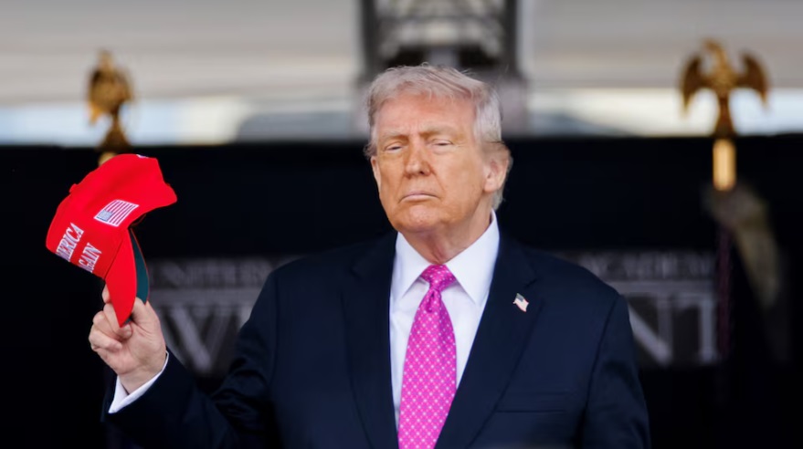 美国总统唐纳德·特朗普出席位于美国纽约州西点军校的西点军校毕业典礼时,手捧“让美国再次伟大”(MAGA) ... 美国总统唐纳德·特朗普出席位于美国纽约州西点军校的西点军校毕业典礼时,手捧“让美国再次伟大”(MAGA) ...